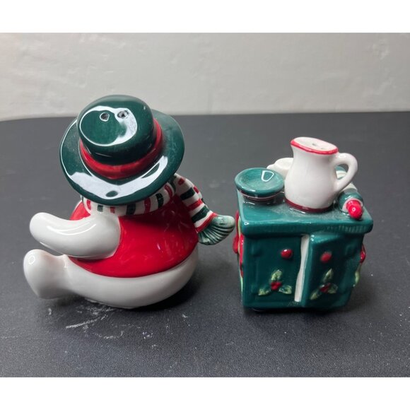 Snowman & Stove Ceramic Salt & Pepper Shaker Set Holiday Christmas Collectable - Picture 5 of 12